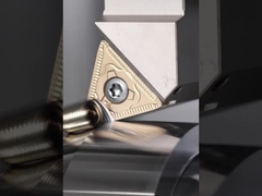 CNC, der Teile stempelt